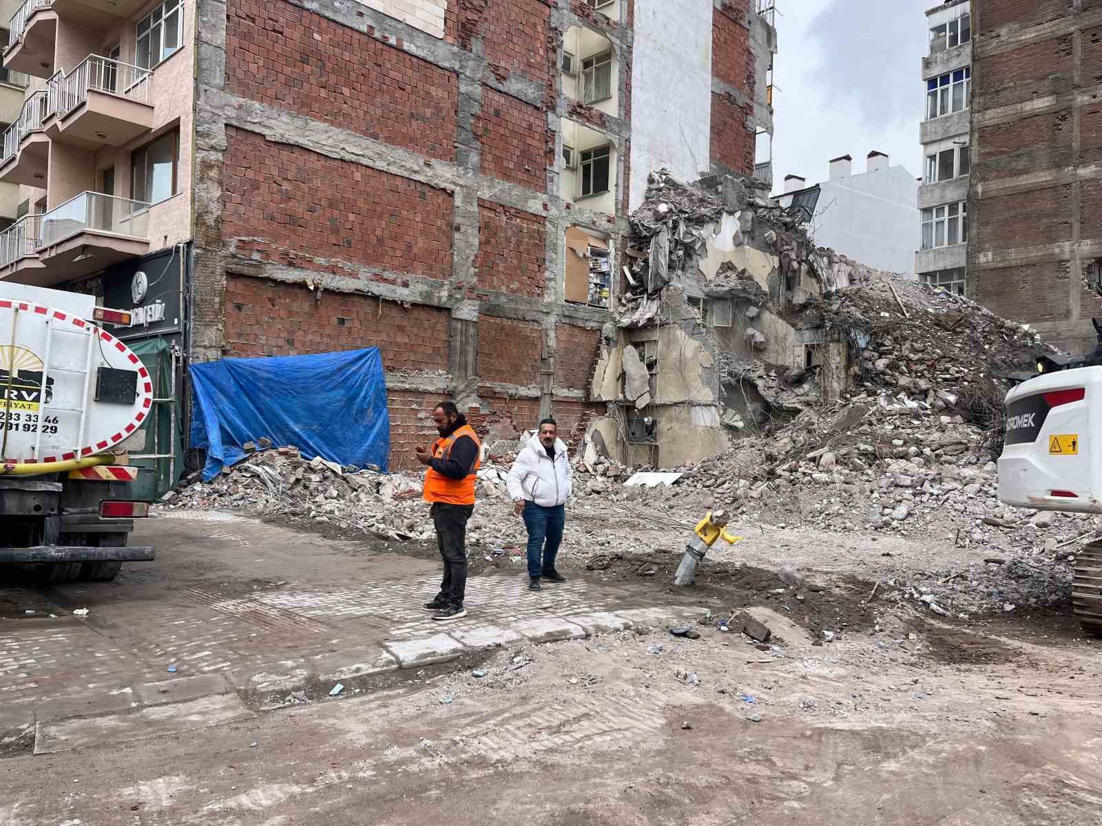 Dükkanı yıkılan esnafa ’brandalı’ çözüm
