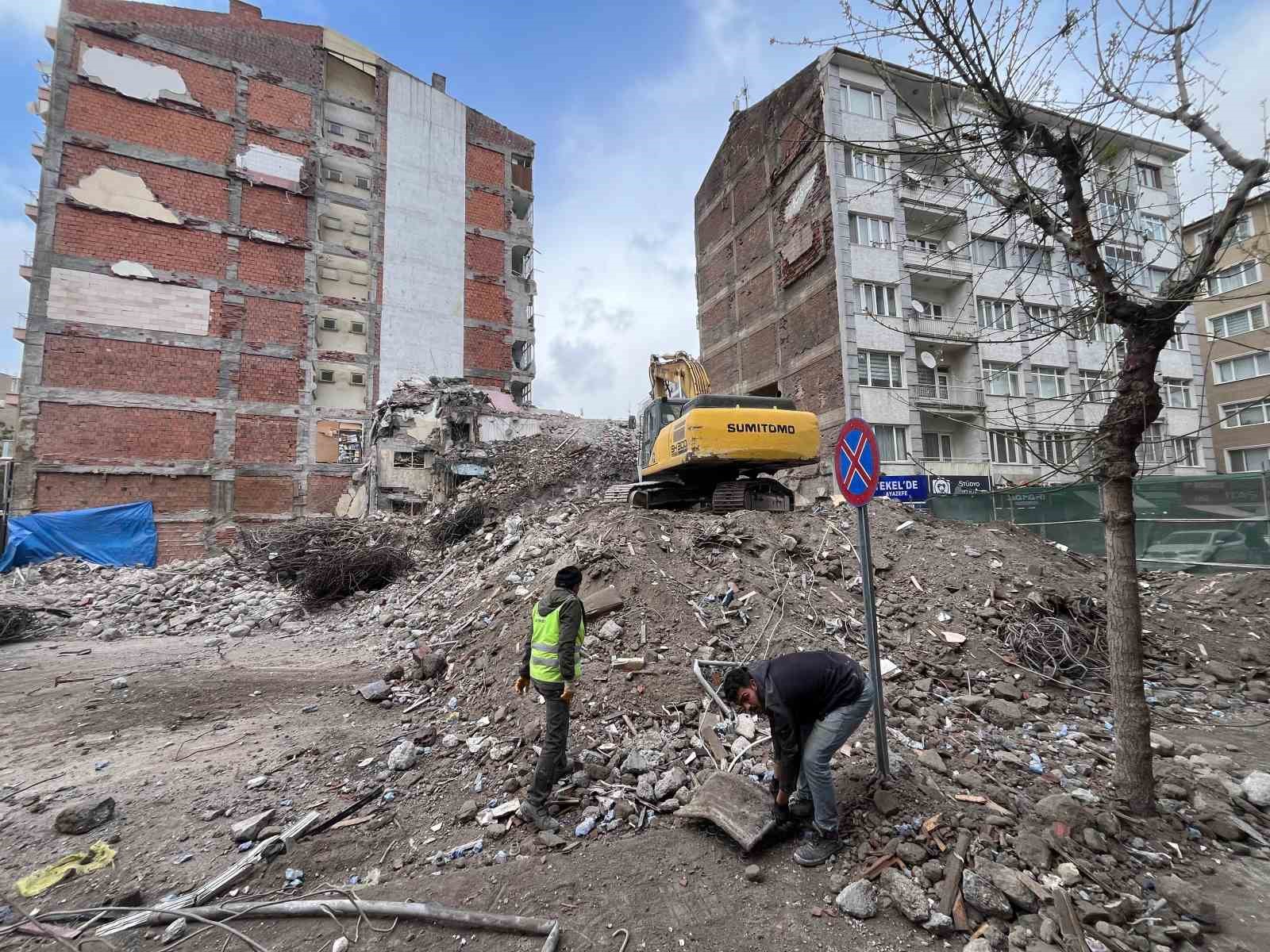 Dükkanı yıkılan esnafa ’brandalı’ çözüm
