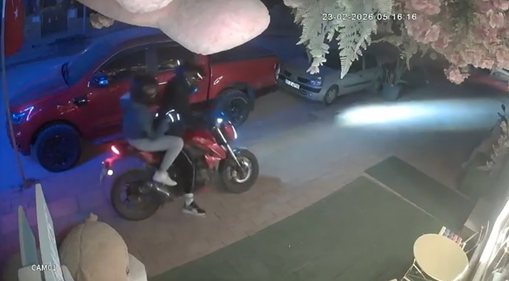 Dükkanın önündeki oyuncak ayıyı çaldılar
