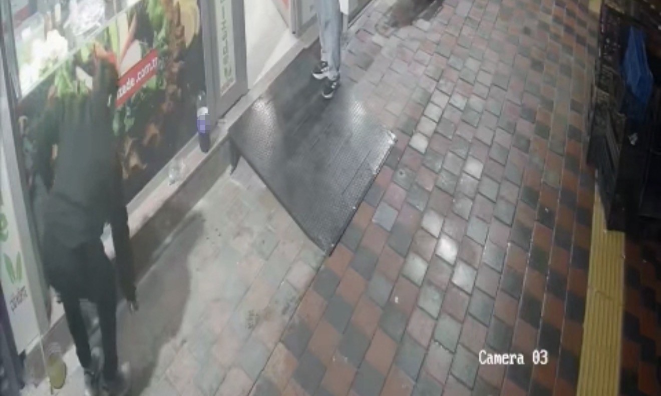 Dükkanın önündeki sigara paketini çaldı
