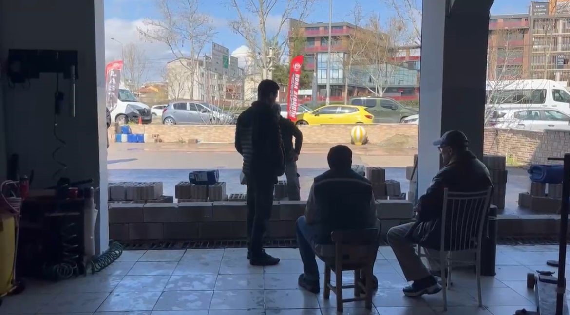 Dükkanın önüne duvar ördü, kiracısı isyan etti: "Bizi açık cezaevine çevirdi"

