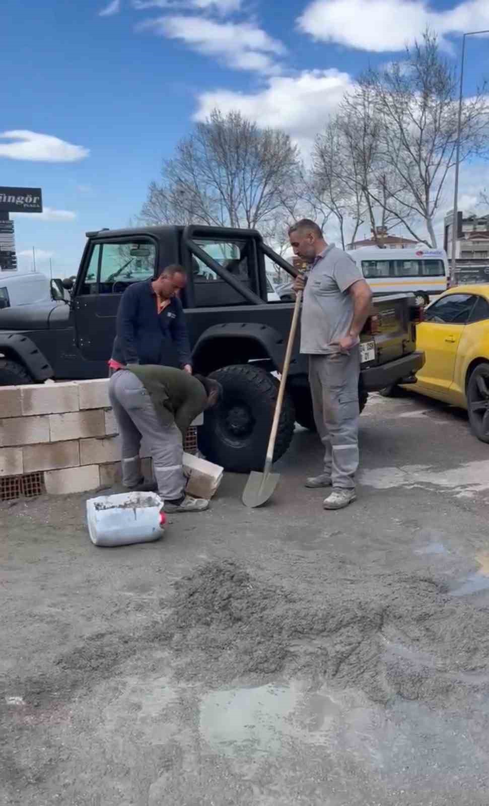 Dükkanın önüne duvar ördü, kiracısı isyan etti: "Bizi açık cezaevine çevirdi"
