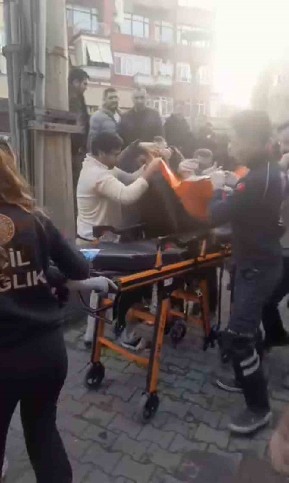 Dükkanının önünde uğradığı silahlı saldırıda yaralandı
