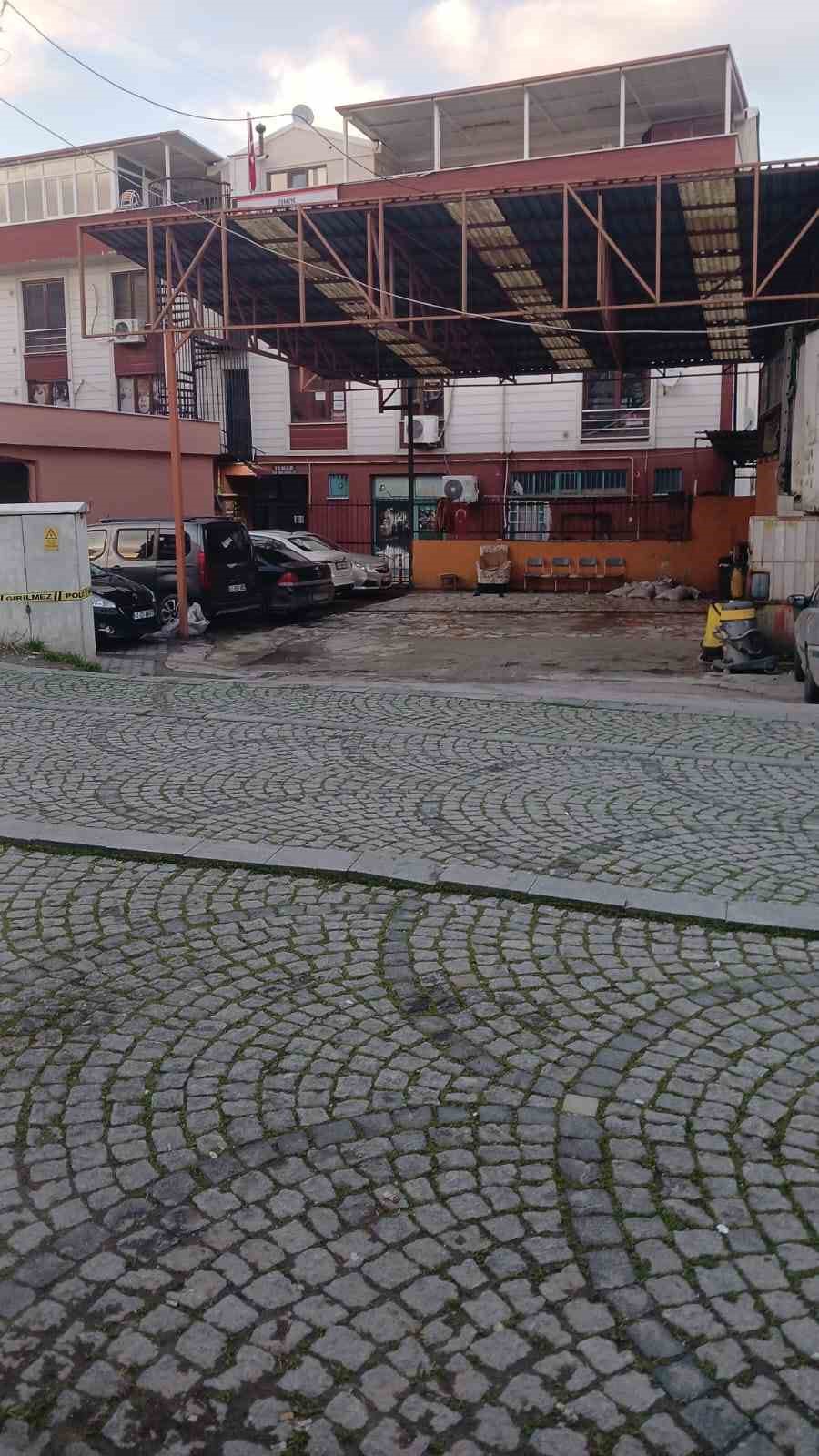 Dükkanının önünde uğradığı silahlı saldırıda yaralandı
