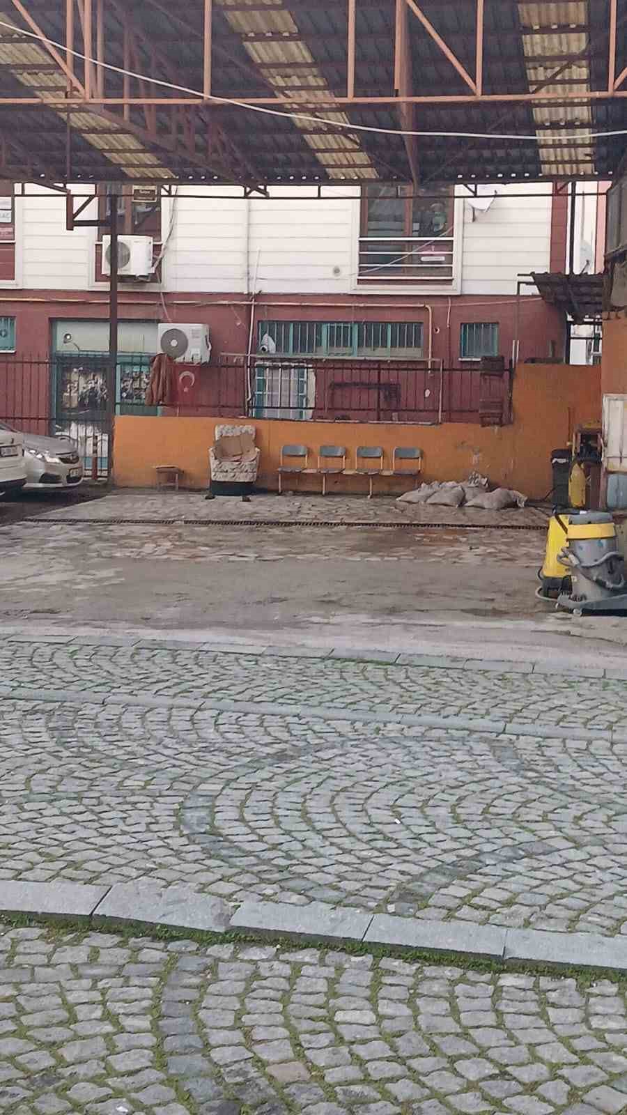 Dükkanının önünde uğradığı silahlı saldırıda yaralandı
