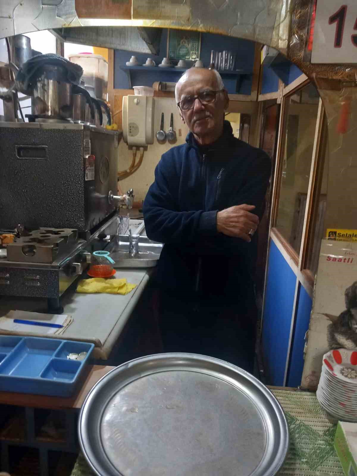 Dükkanının önüne gelen onlarca güvercini doyuruyor
