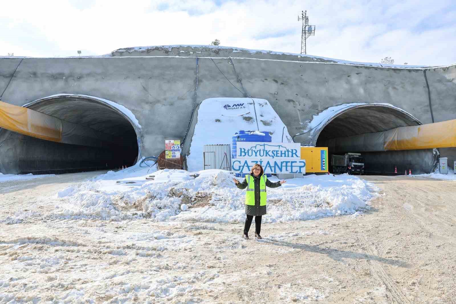 Dülük-OSB Tüneli’nin dörtte biri tamamlandı
Dülük-OSB Tüneli’nin dörtte biri tamamlandı