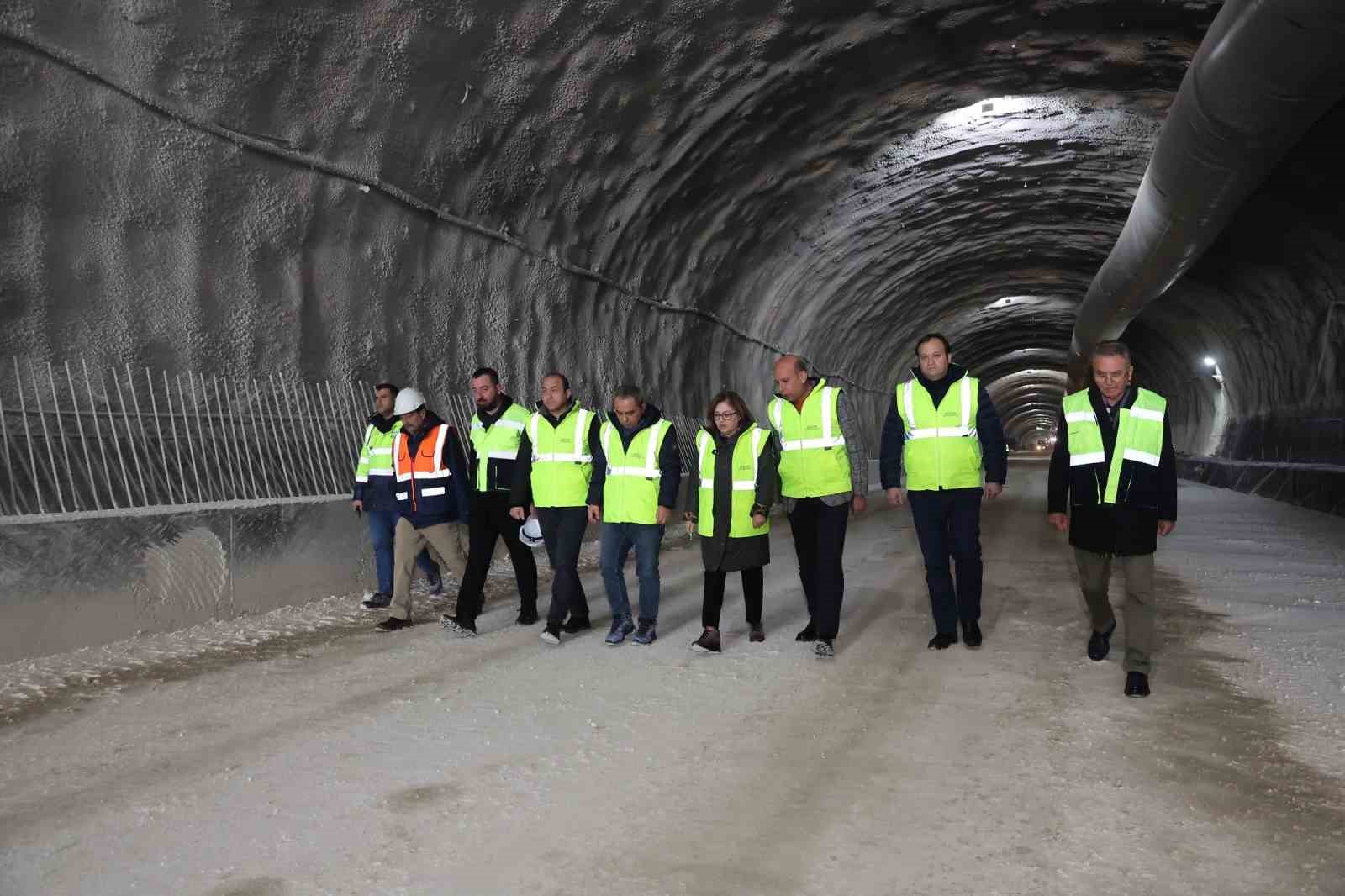 Dülük-OSB Tüneli’nin dörtte biri tamamlandı
Dülük-OSB Tüneli’nin dörtte biri tamamlandı