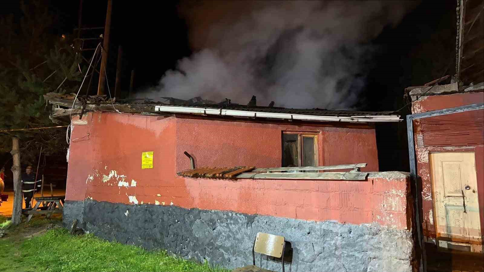 Dumanı görüp terk ettiği evi alevlere teslim oldu
