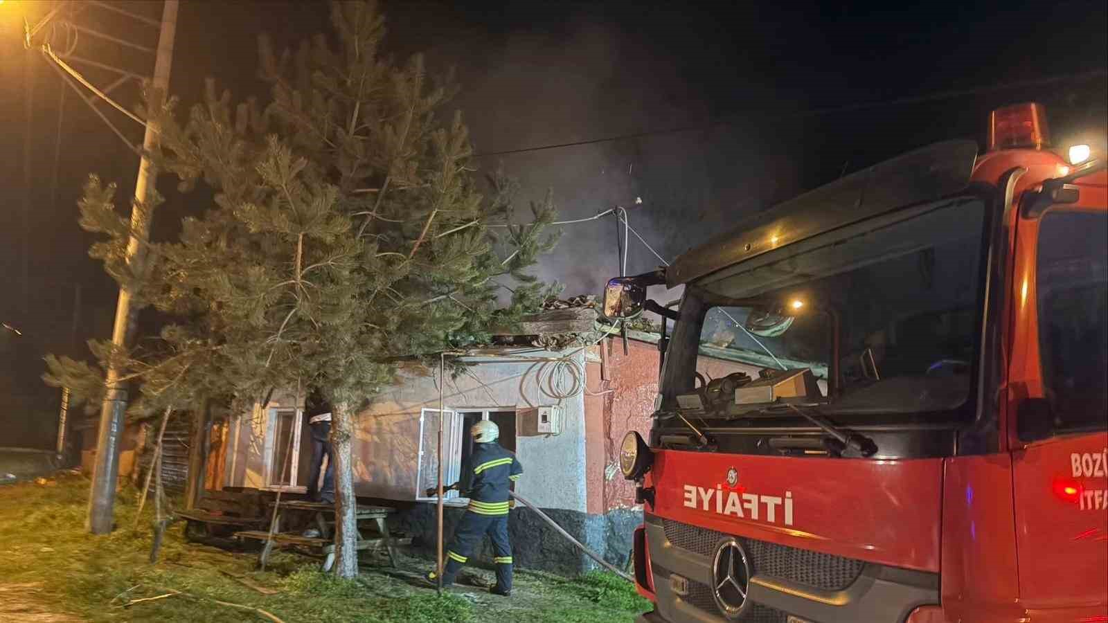 Dumanı görüp terk ettiği evi alevlere teslim oldu
