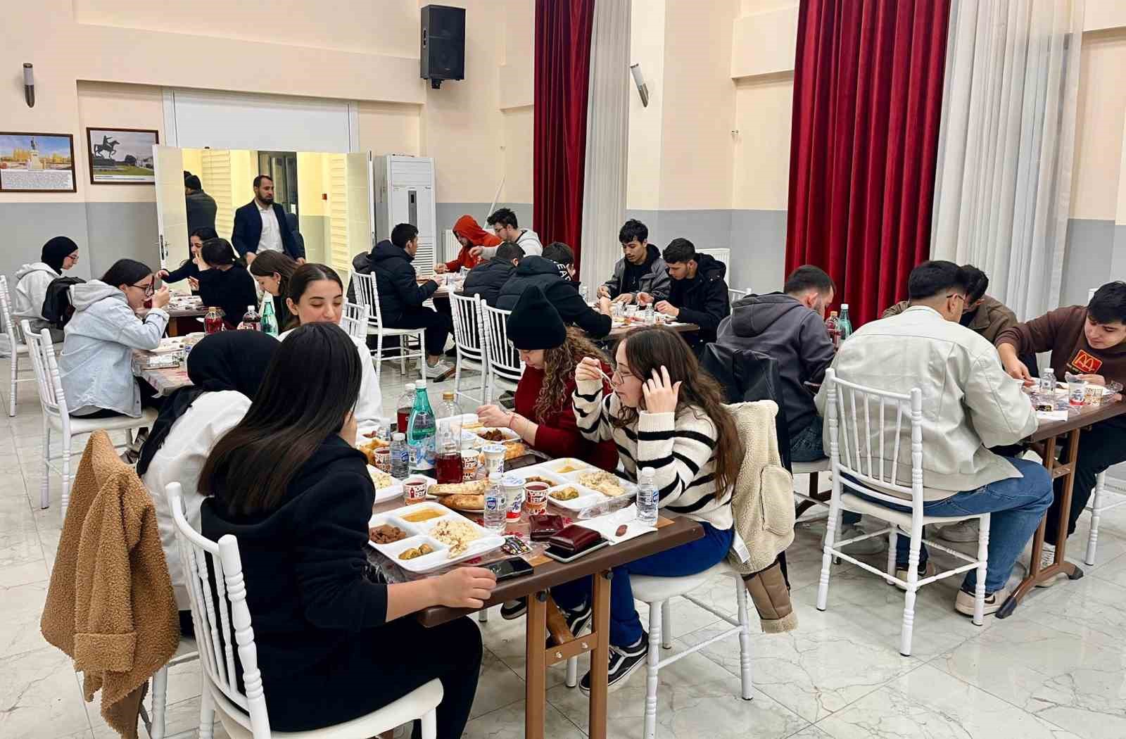 Dumlupınar Kaymakamı Teltik, iftar bereketini üniversite öğrencileriyle paylaştı
