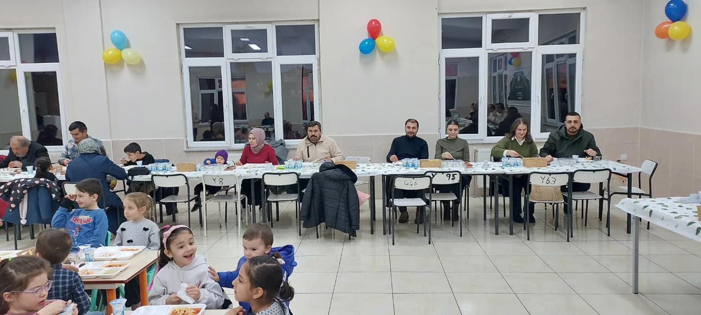 Dumlupınar Kaymakamı Teltik, minik öğrencilerle iftar sofrasında buluştu
