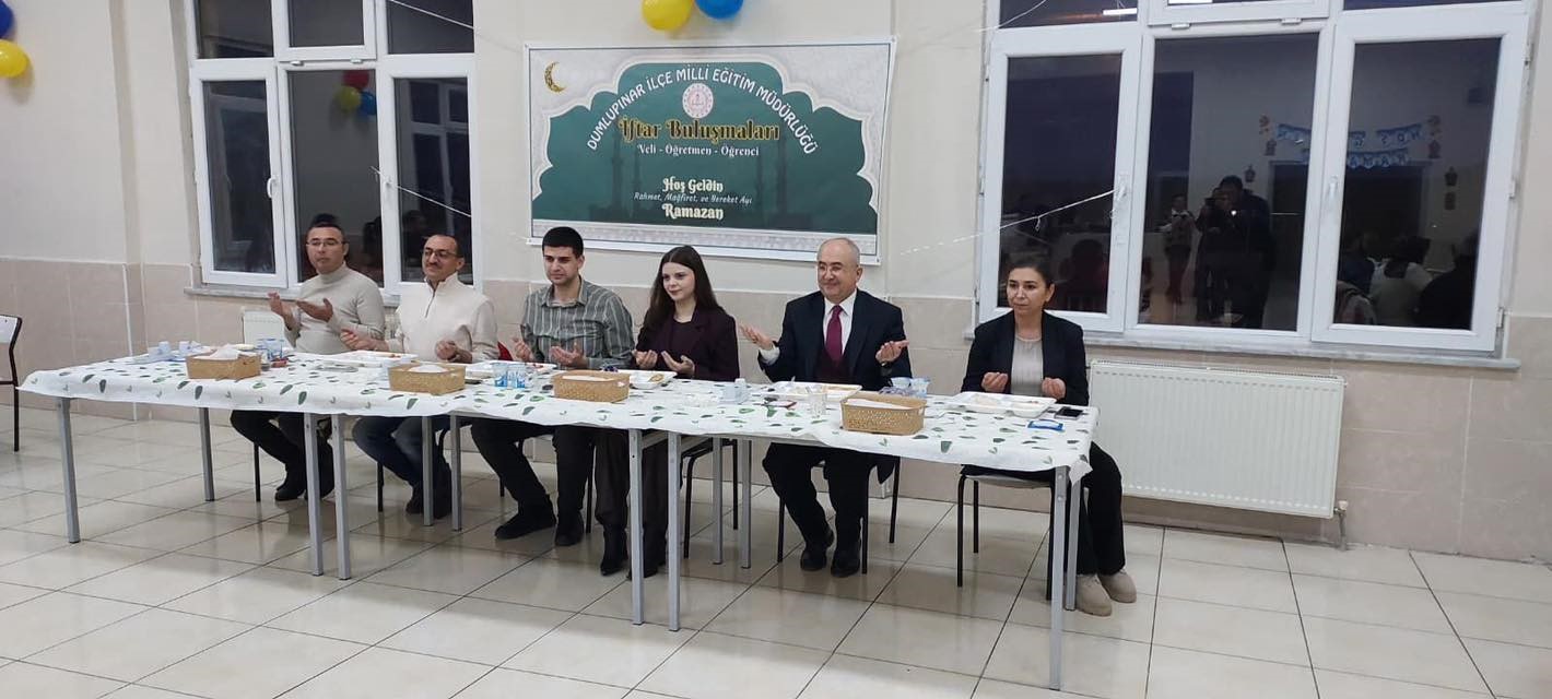 Dumlupınar Kaymakamı Teltik, minik öğrencilerle iftar sofrasında buluştu
