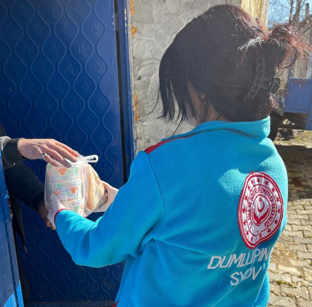 Dumlupınar SYDV ihtiyaç sahibi 18 eve sıcak yemek ulaştırıyor
