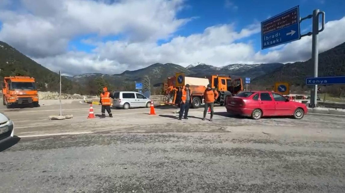 Dün yağan sağanak karayolunu göle döndürdü
