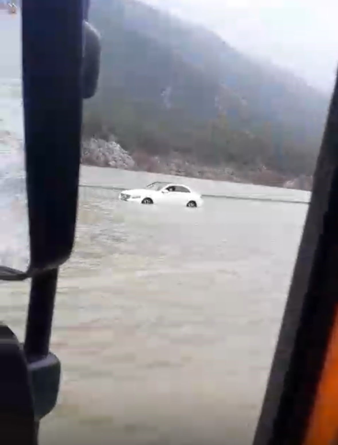 Dün yağan sağanak karayolunu göle döndürdü
