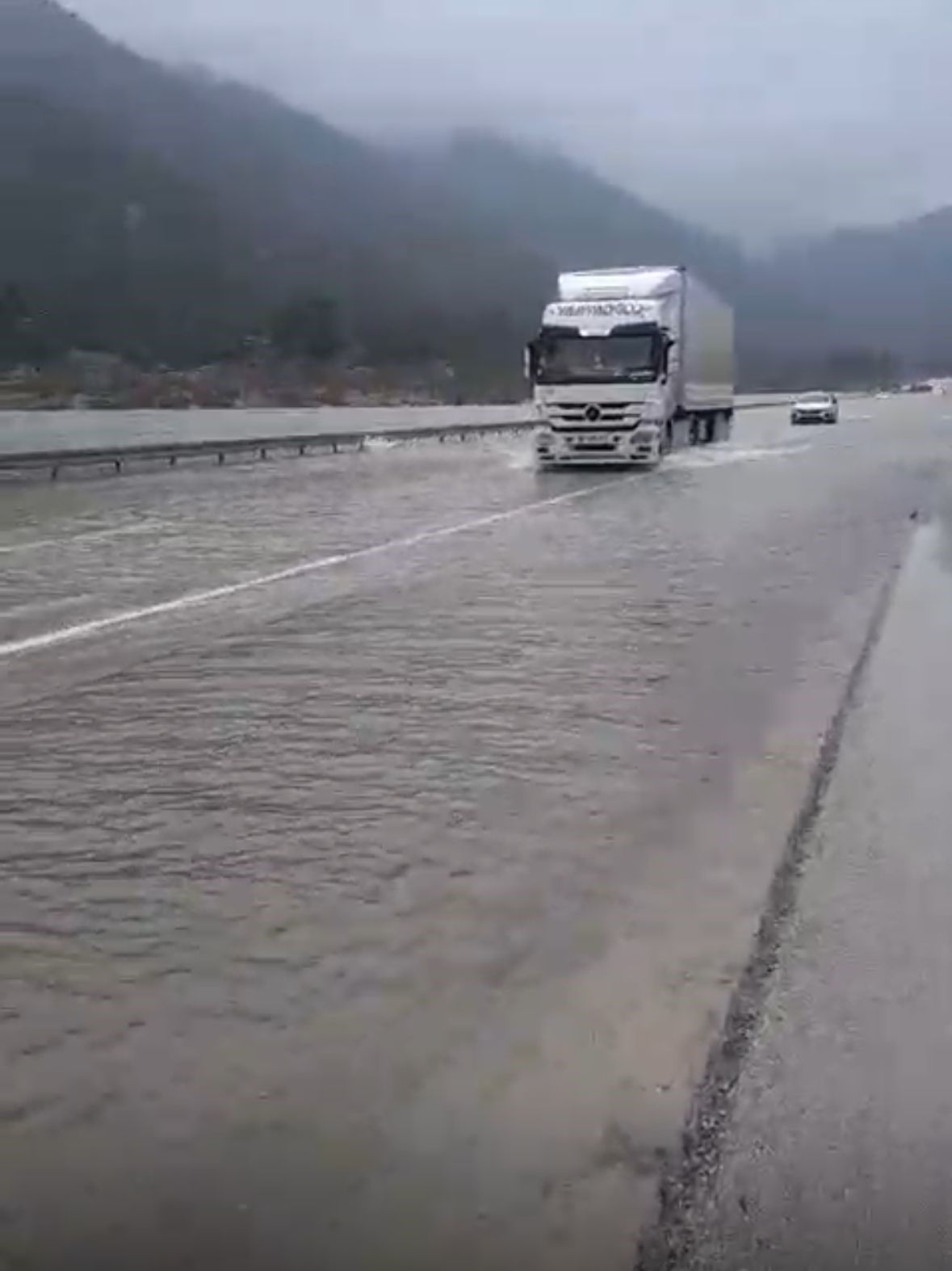 Dün yağan sağanak karayolunu göle döndürdü
