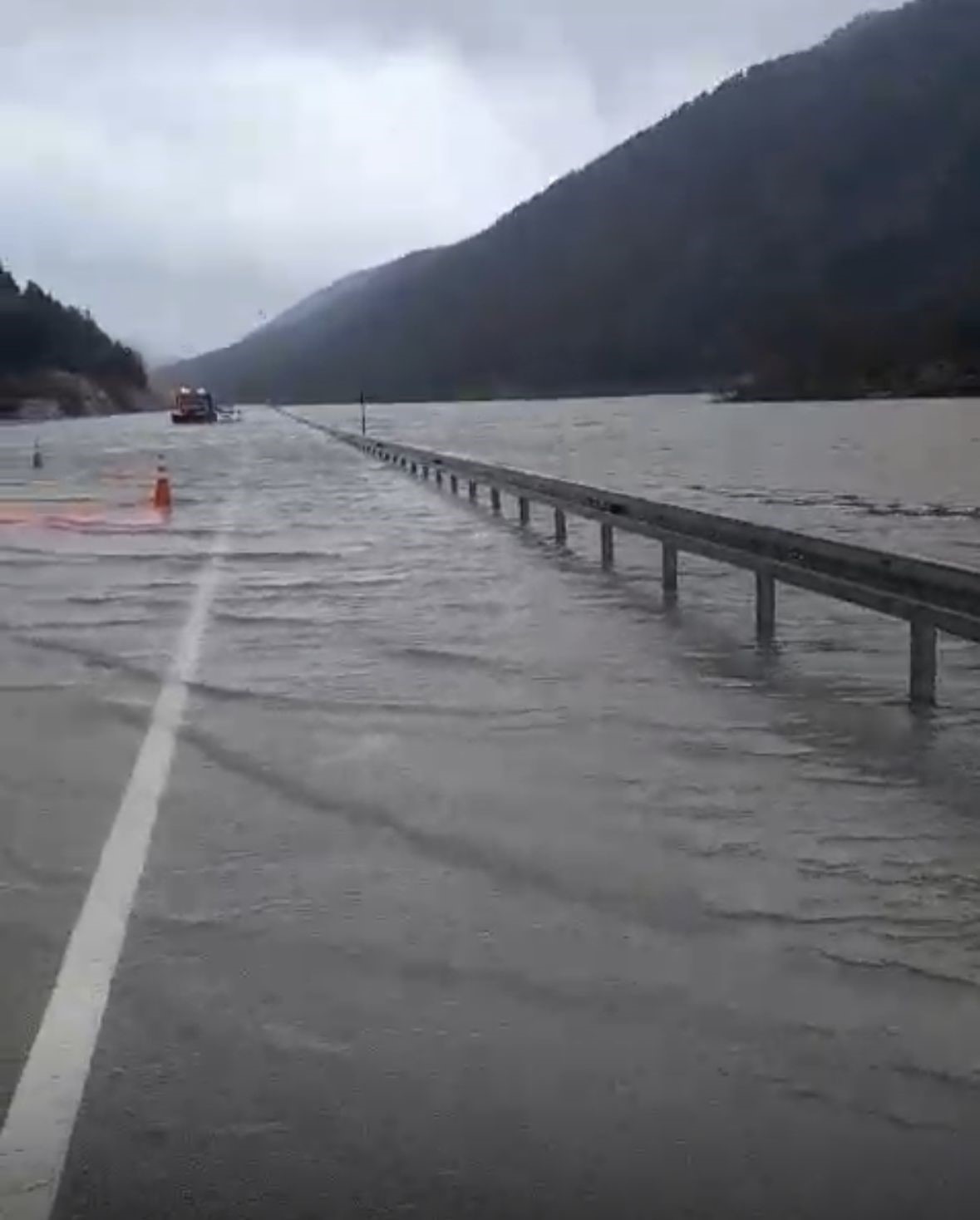 Dün yağan sağanak karayolunu göle döndürdü
