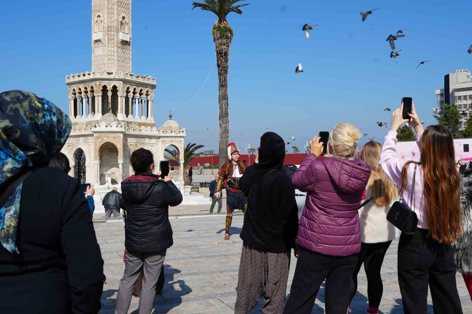 Dünya meydanlarında bir ’Efe’: Ege’nin zeybeğini Avrupa’ya taşıdı
