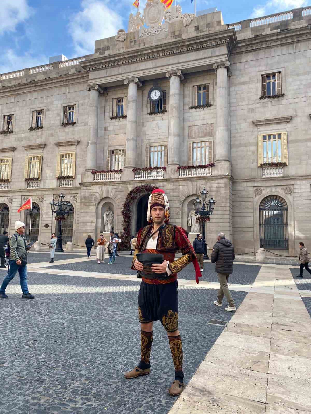 Dünya meydanlarında bir ’Efe’: Ege’nin zeybeğini Avrupa’ya taşıdı
