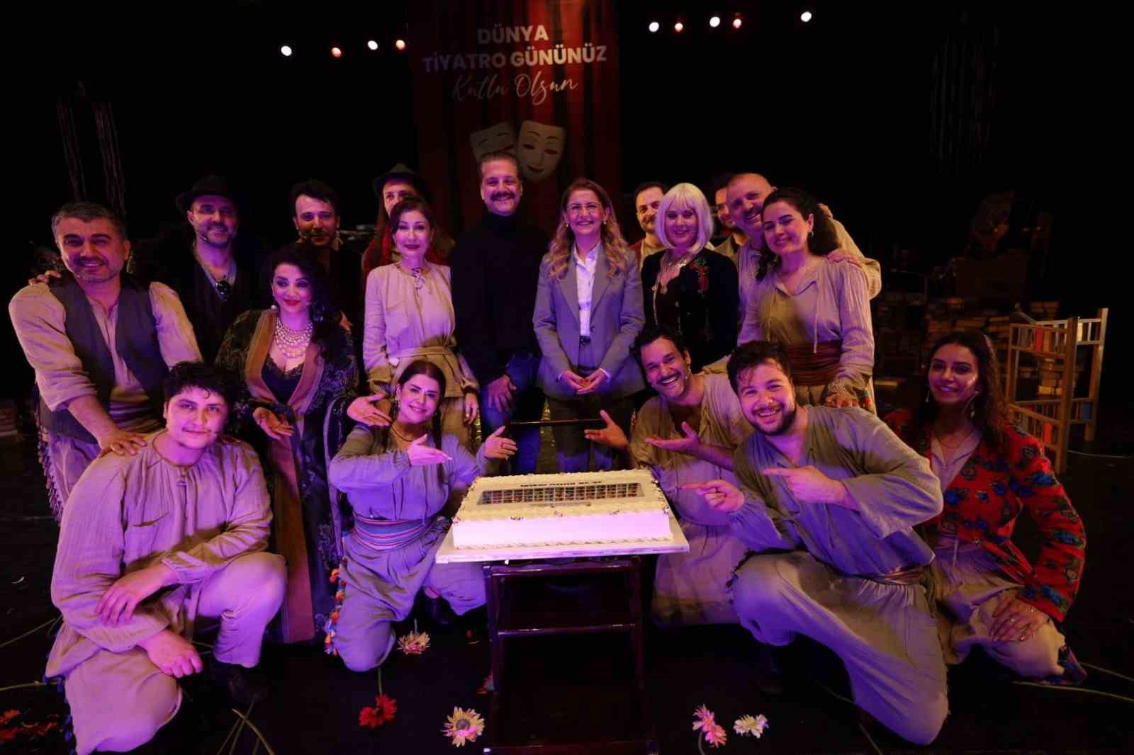 Dünya tiyatro gününde sahne çiçek bahçesine döndü
Dünya tiyatro gününde sahne çiçek bahçesine döndü