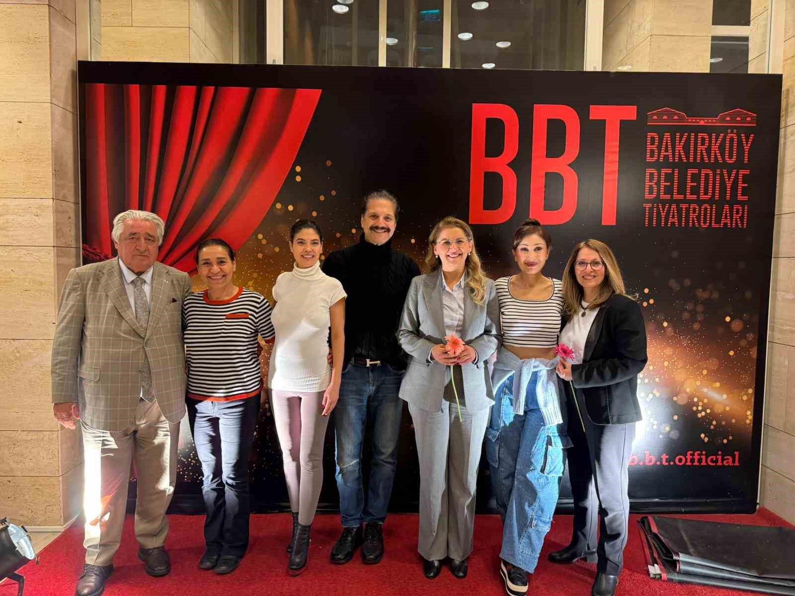 Dünya tiyatro gününde sahne çiçek bahçesine döndü
Dünya tiyatro gününde sahne çiçek bahçesine döndü