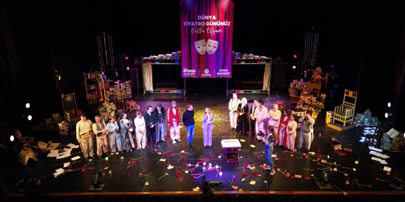 Dünya tiyatro gününde sahne çiçek bahçesine döndü
Dünya tiyatro gününde sahne çiçek bahçesine döndü