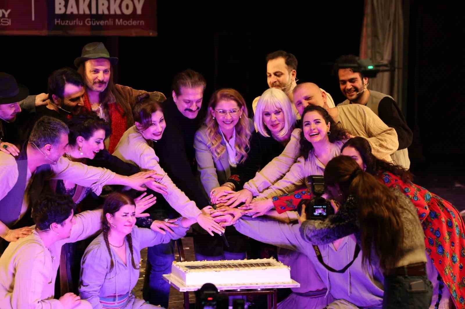 Dünya tiyatro gününde sahne çiçek bahçesine döndü
Dünya tiyatro gününde sahne çiçek bahçesine döndü