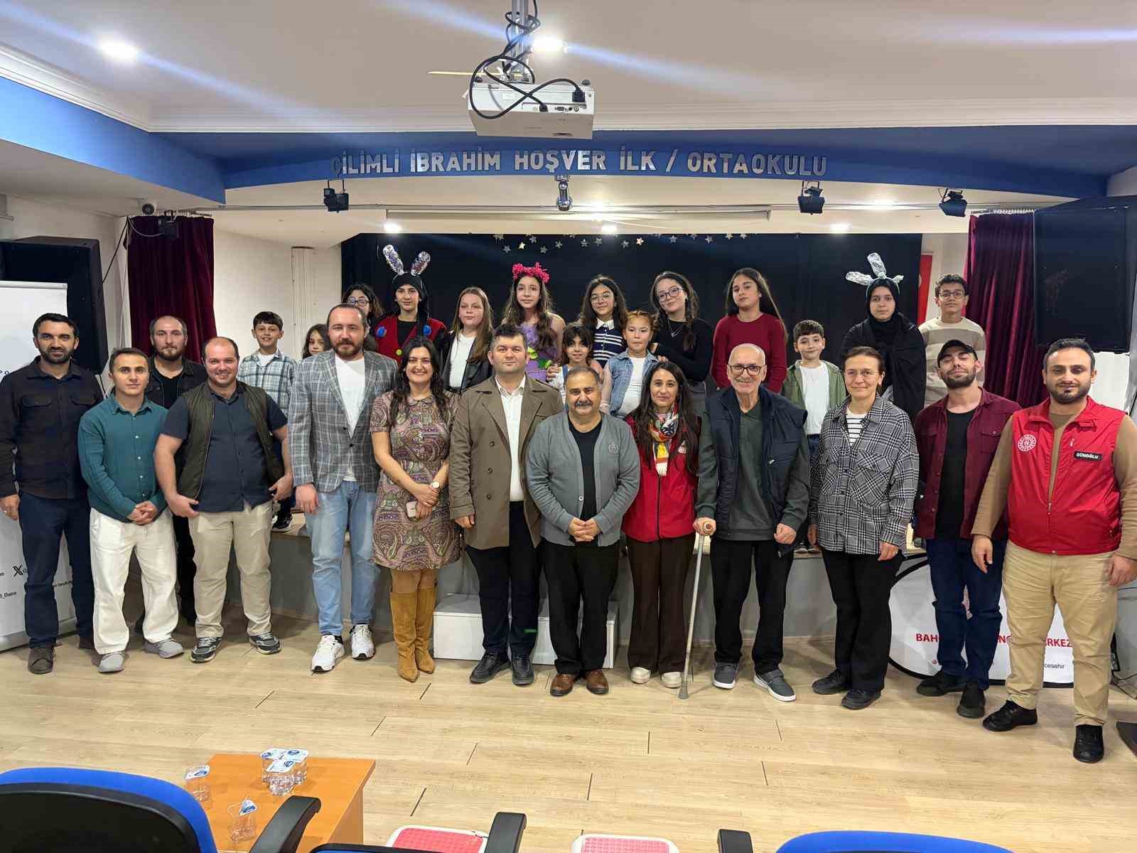 Dünya Tiyatrolar Günü’nde "Plastik Rüyalar" sahnelendi
Dünya Tiyatrolar Günü’nde "Plastik Rüyalar" sahnelendi