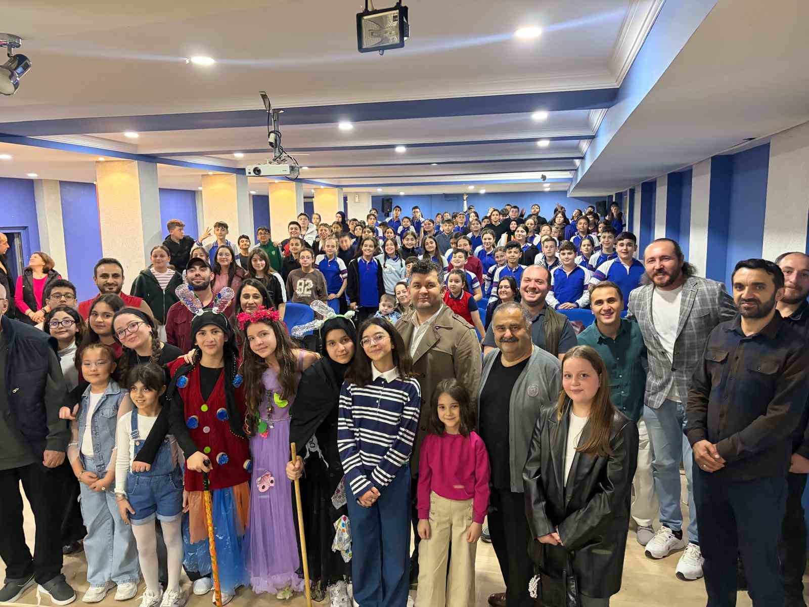 Dünya Tiyatrolar Günü’nde "Plastik Rüyalar" sahnelendi
Dünya Tiyatrolar Günü’nde "Plastik Rüyalar" sahnelendi