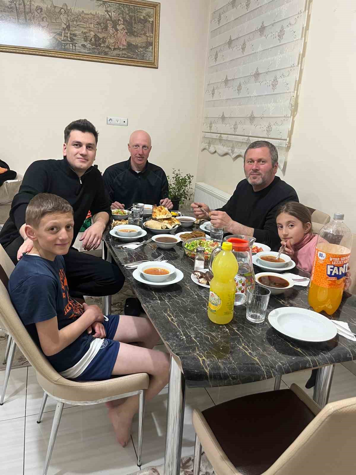 Dünya turuna çıkan turist, Bayburt’ta misafirperverliğe hayran kaldı
