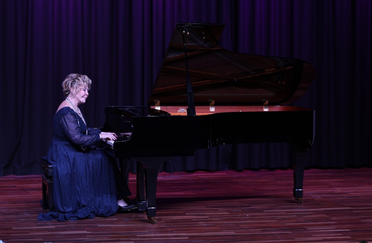 Dünyaca ünlü piyanist Gülsin Onay Denizli’de öğrencilerle buluştu
