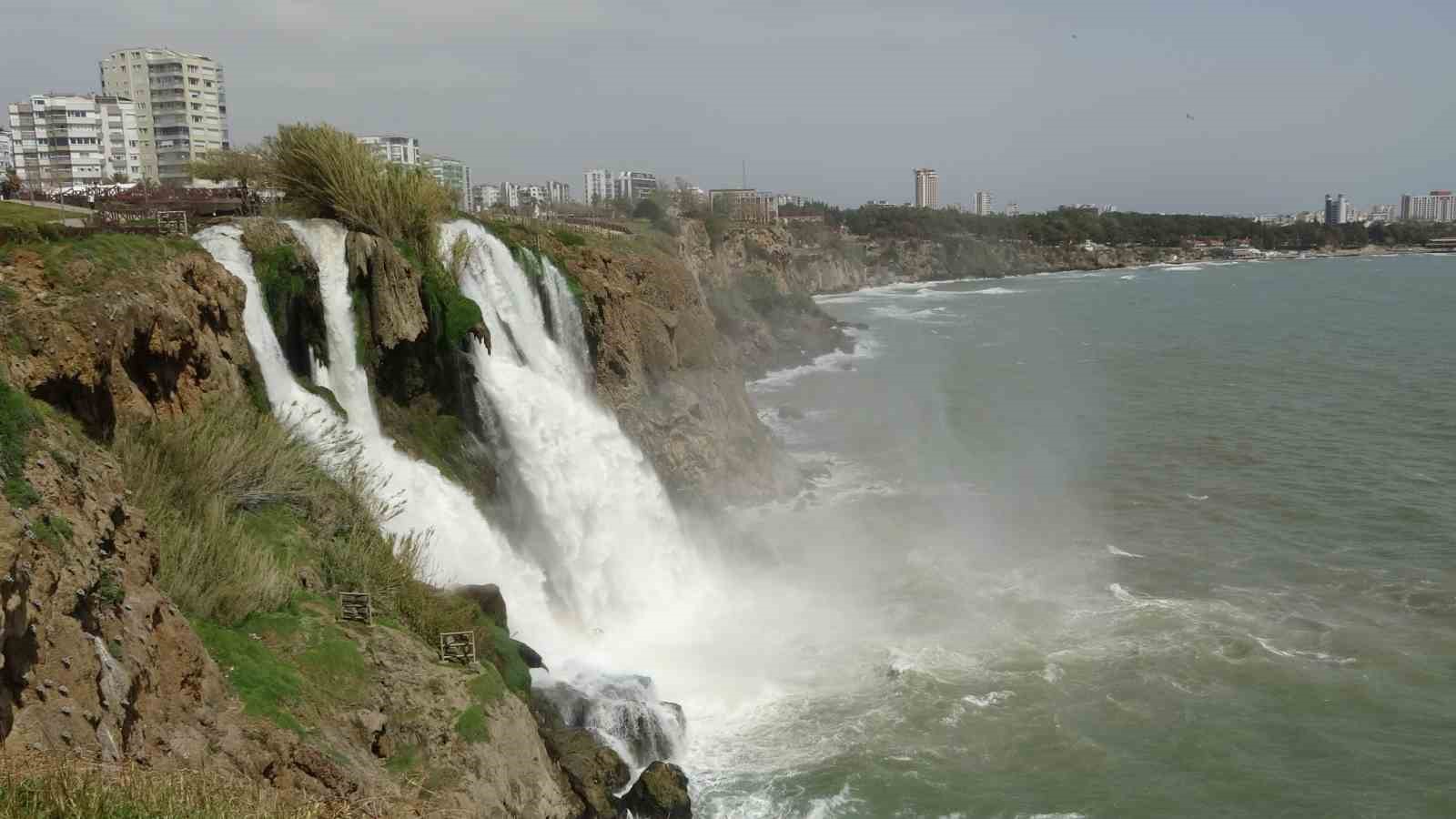 Dünyaca ünlü şelale, yağmur sonrası denizi kahverengiye bürüdü
