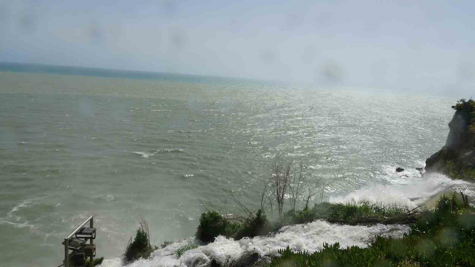 Dünyaca ünlü şelale, yağmur sonrası denizi kahverengiye bürüdü
