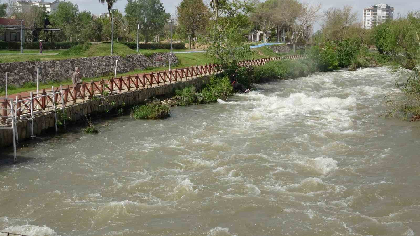 Dünyaca ünlü şelale, yağmur sonrası denizi kahverengiye bürüdü
