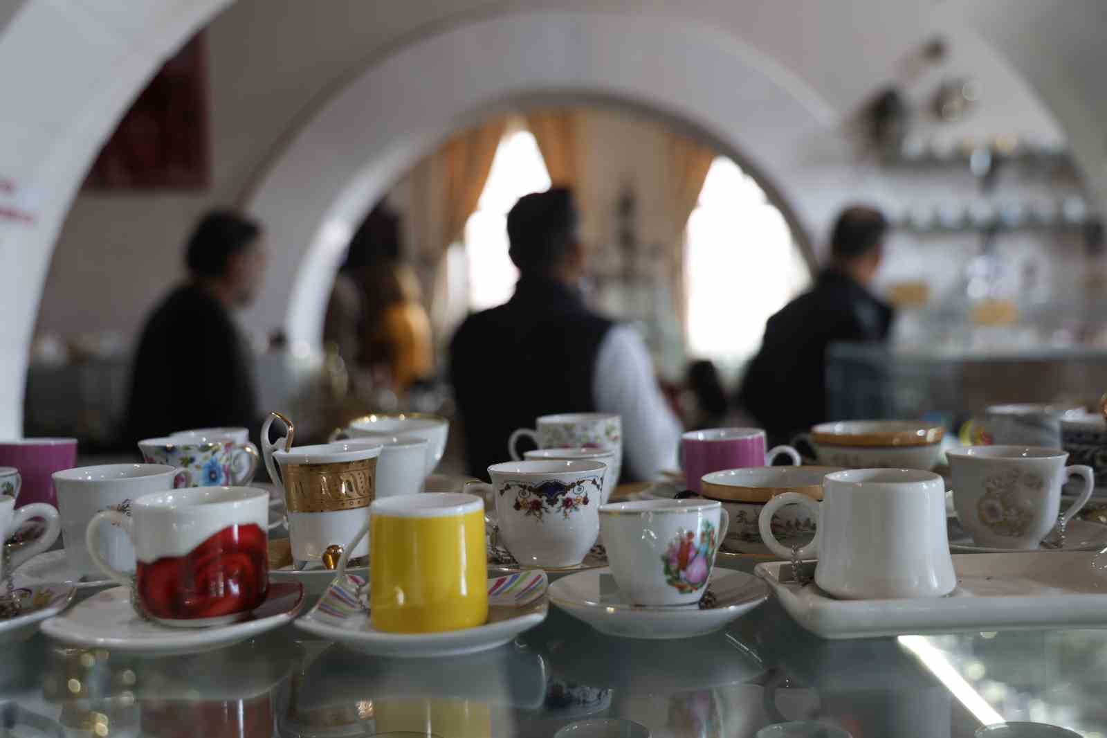 Dünyada sadece Elazığ’da olan ’Kahve Fincanı Müzesi’ 700 bin kişiyi ağırladı
Dünyada sadece Elazığ’da olan ’Kahve Fincanı Müzesi’ 700 bin kişiyi ağırladı