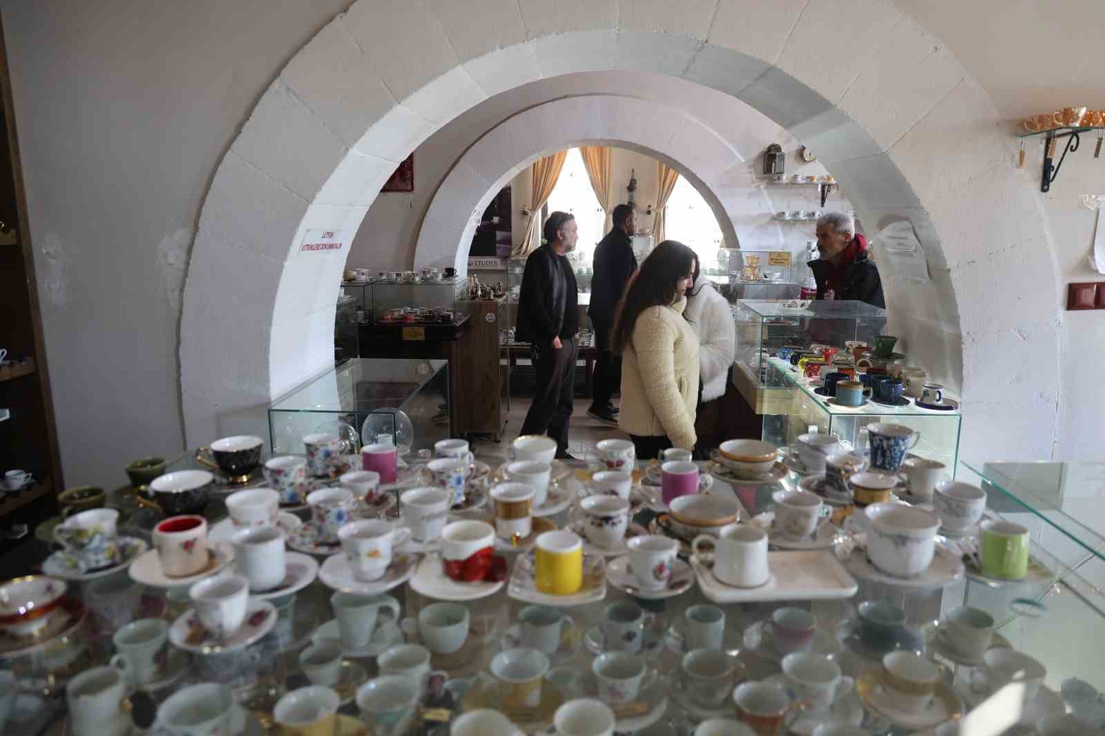 Dünyada sadece Elazığ’da olan ’Kahve Fincanı Müzesi’ 700 bin kişiyi ağırladı
Dünyada sadece Elazığ’da olan ’Kahve Fincanı Müzesi’ 700 bin kişiyi ağırladı