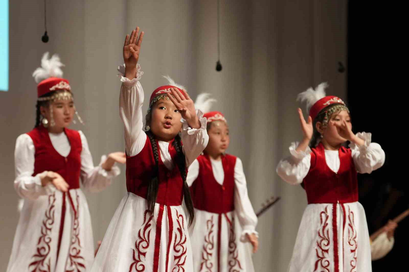 Dünyanın dört bir yanından gelen çocuklar Menteşe sahnesinde dans etti
