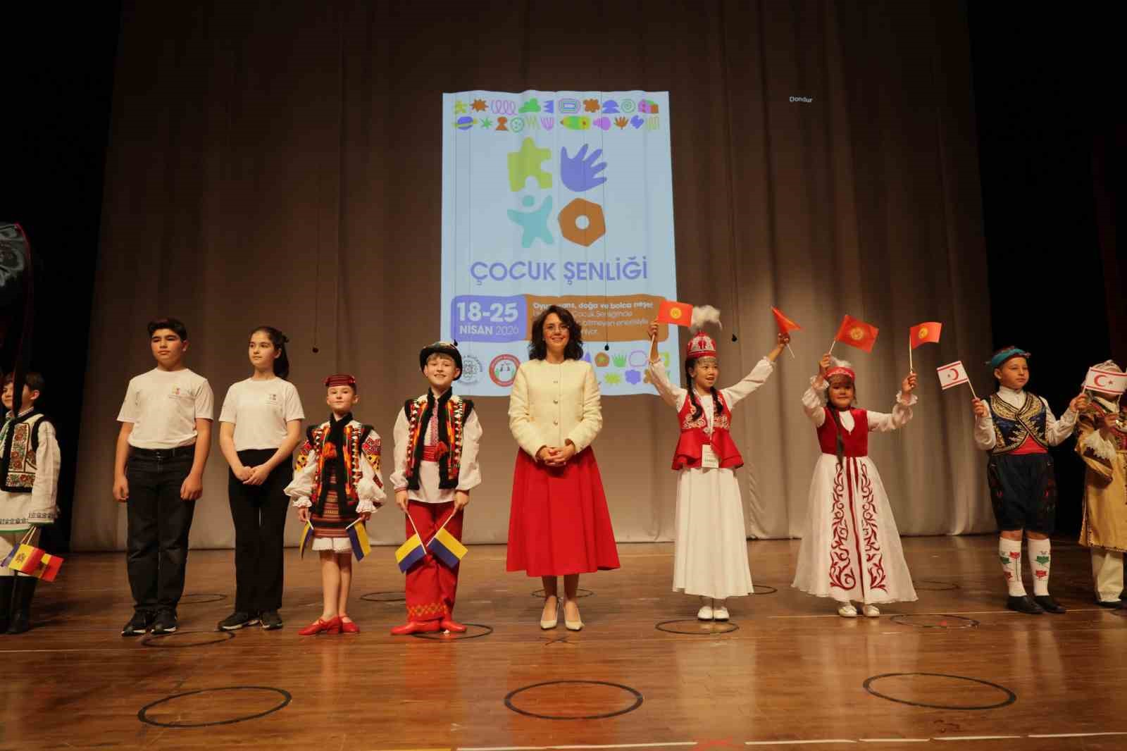 Dünyanın dört bir yanından gelen çocuklar Menteşe sahnesinde dans etti
