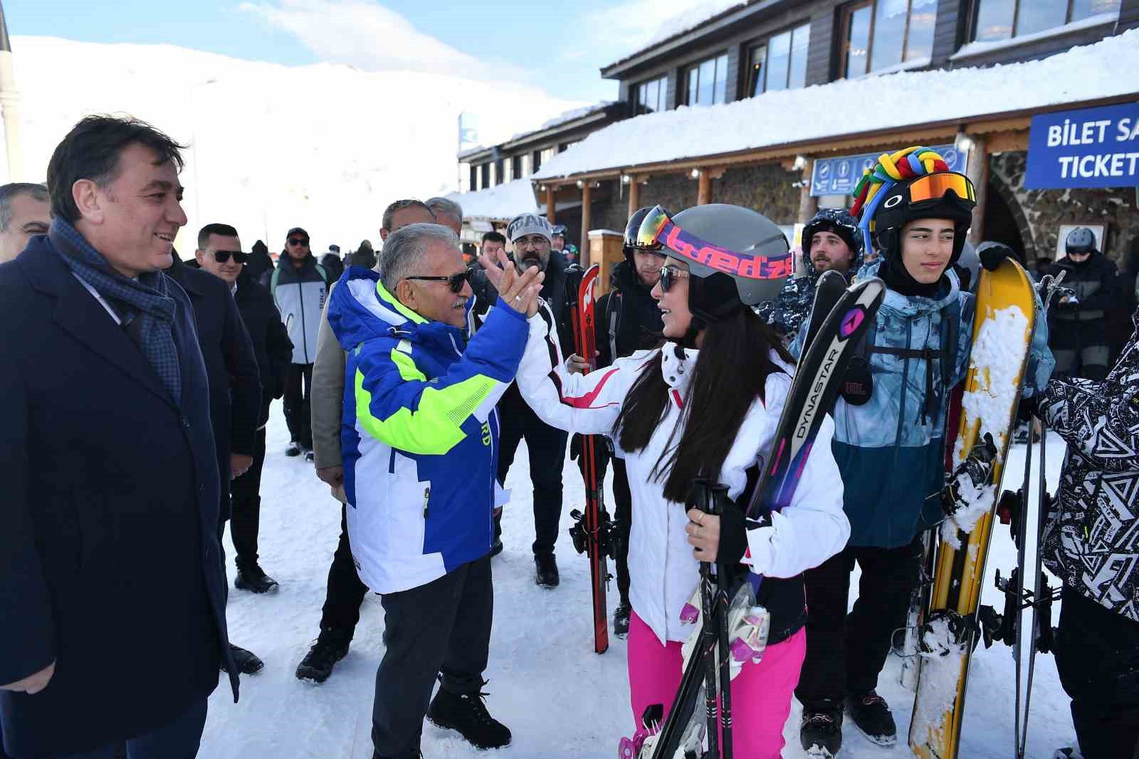 Dünyanın dört bir yanından gelen misafirlerden Erciyes’e övgü
Dünyanın dört bir yanından gelen misafirlerden Erciyes’e övgü