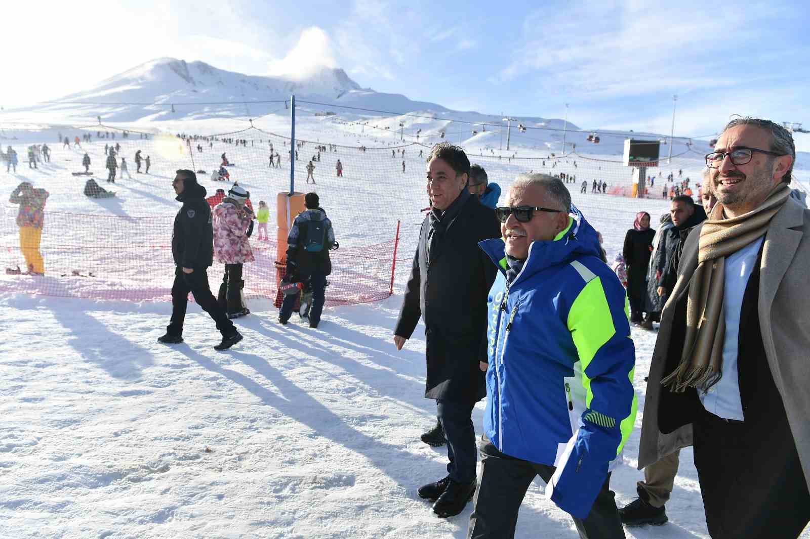 Dünyanın dört bir yanından gelen misafirlerden Erciyes’e övgü
Dünyanın dört bir yanından gelen misafirlerden Erciyes’e övgü