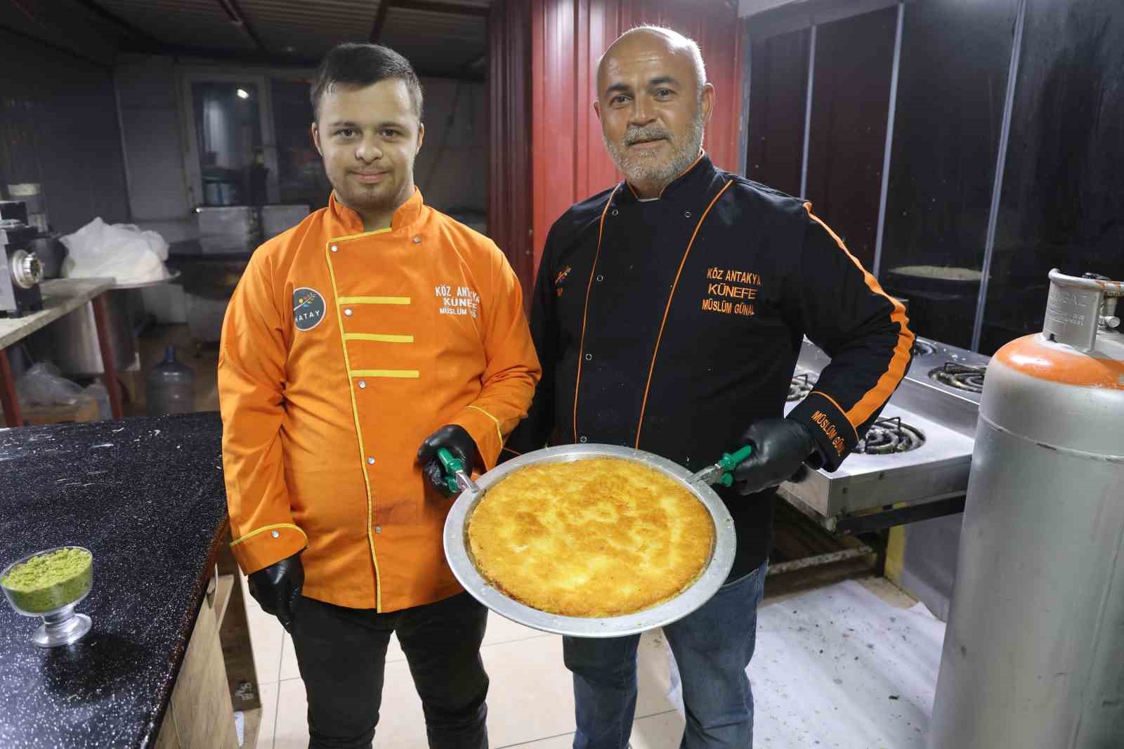 Dünyanın en iyi tatlısı seçilen ‘Antakya Künefesi’ down sendromlu Mehmet’in ellerinde tat buluyor
Dünyanın en iyi tatlısı seçilen ‘Antakya Künefesi’ down sendromlu Mehmet’in ellerinde tat buluyor