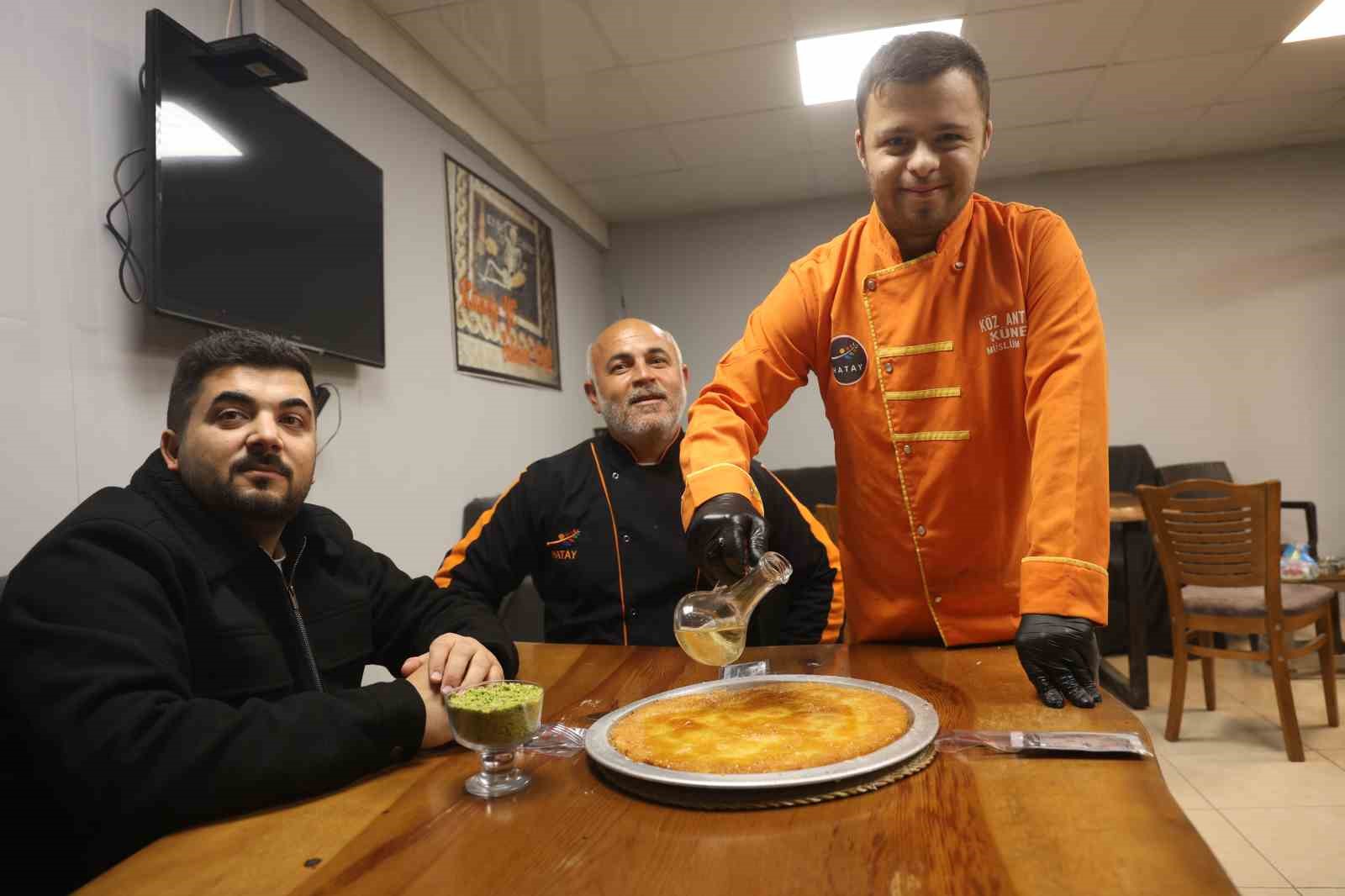 Dünyanın en iyi tatlısı seçilen ‘Antakya Künefesi’ down sendromlu Mehmet’in ellerinde tat buluyor
Dünyanın en iyi tatlısı seçilen ‘Antakya Künefesi’ down sendromlu Mehmet’in ellerinde tat buluyor