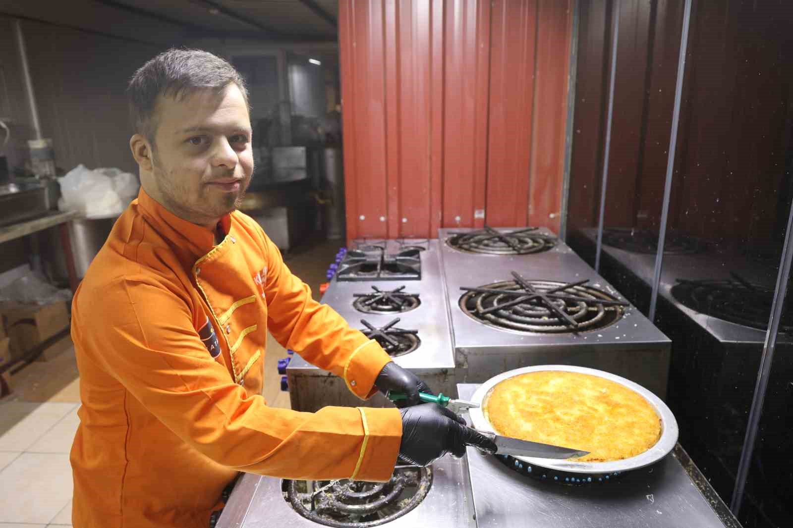 Dünyanın en iyi tatlısı seçilen ‘Antakya Künefesi’ down sendromlu Mehmet’in ellerinde tat buluyor
Dünyanın en iyi tatlısı seçilen ‘Antakya Künefesi’ down sendromlu Mehmet’in ellerinde tat buluyor