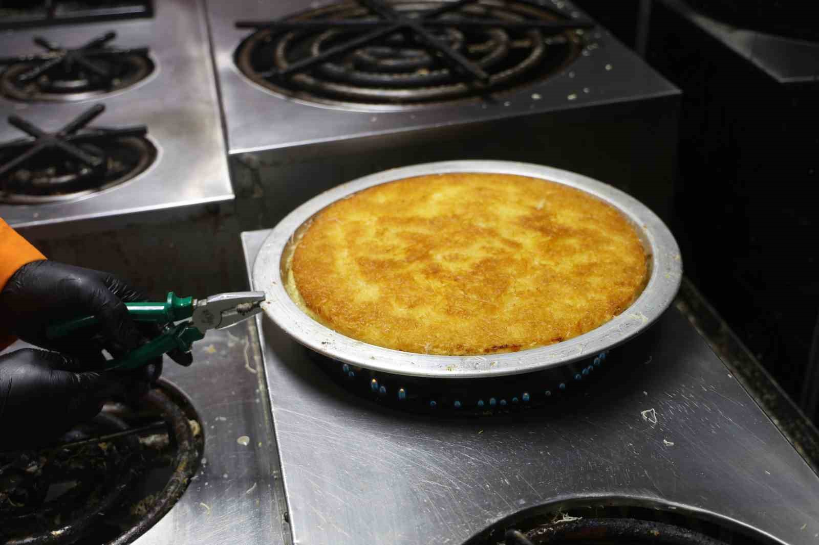 Dünyanın en iyi tatlısı seçilen ‘Antakya Künefesi’ down sendromlu Mehmet’in ellerinde tat buluyor
Dünyanın en iyi tatlısı seçilen ‘Antakya Künefesi’ down sendromlu Mehmet’in ellerinde tat buluyor