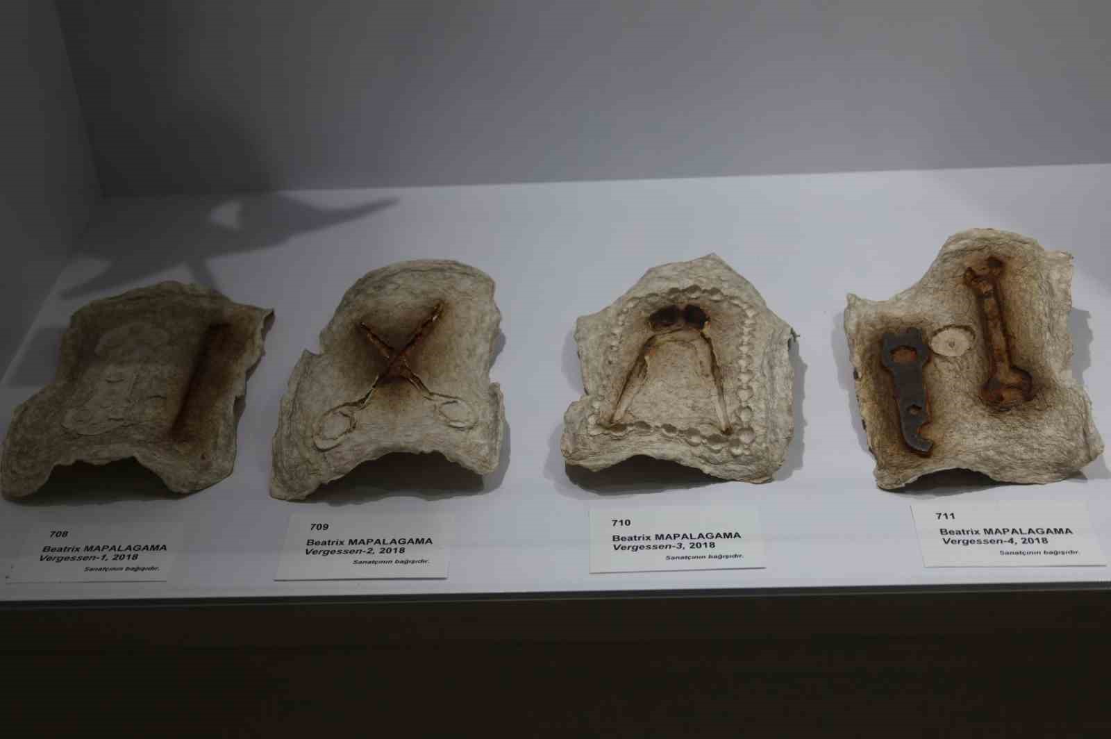 Dünyanın en küçük kitabı ve en hafif kâğıdı EÜ’de sergileniyor
