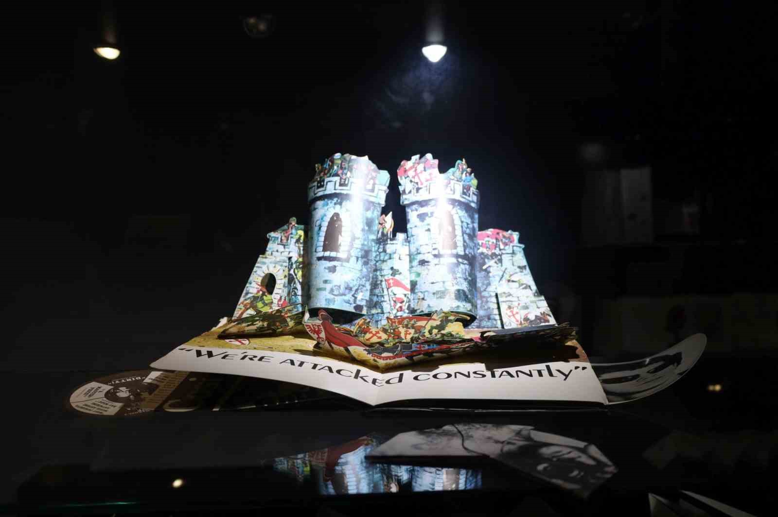 Dünyanın en küçük kitabı ve en hafif kâğıdı EÜ’de sergileniyor
