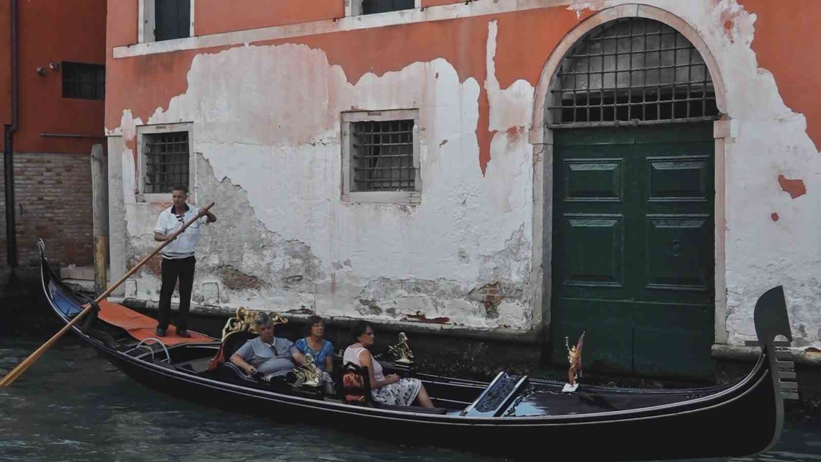 Dünyanın kapıları Bursa’daki hastanenin koridoruna açıldı
