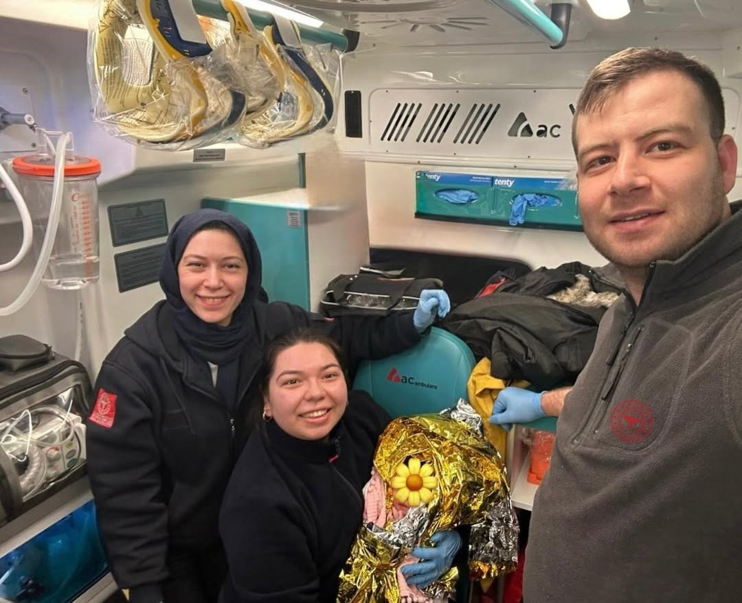 Dünyaya gözlerini ambulansta açtı
