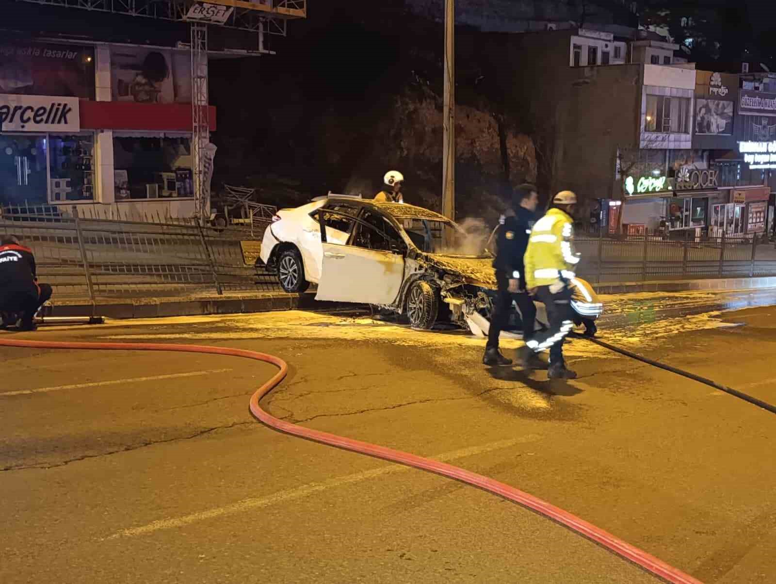 ‘Dur’ ihtarına uymayan otomobil sürücüsü uzun süre kovalandı: Yakalanan 2 şüphelinin yasaklı madde testi pozitif çıktı
